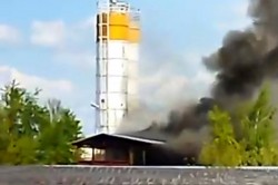 Очевидцы сняли на видео пожар на предприятии в промзоне в Кашире-1