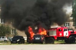 Автомобиль Lada сгорел на парковке у дома в Новоселках