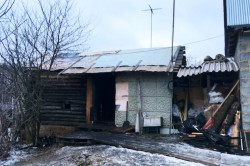 Обугленные стены и порог: 13 человек тушили пожар в частной бане в поселке Зендиково
