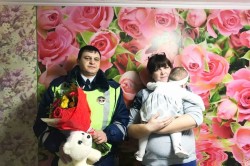 Жительница Зендиково встретилась с сотрудниками ДПС, которые помогли доставить ее ребенка больницу
