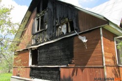 Кровля, потолок и стены дома обгорели в результате пожара в деревне Верзилово