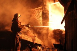 Около 2,5 часов длилась ликвидация пожара в доме в деревне Наумовское