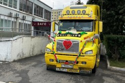 Каширские молодожены приехали в ЗАГС на желтом тягаче в качестве свадебного автомобиля