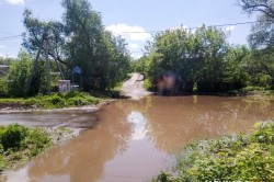Жители деревни Терново-1 после дождей оказываются отрезанными от дороги из-за огромной лужи