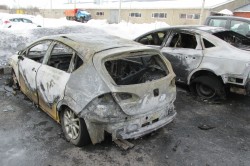 В Кашире горят автомобили: утром на Стрелецкой огонь уничтожил «Ford» и «SEAT»