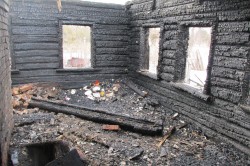 Пожар в деревне Маслово уничтожил деревянный дом