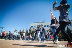 Больше двух сотен человек приняли участие в танцевальном флешмобе на центральной площади Каширы-2