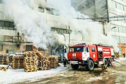 Почти сто человек привлекли к тушению пожара на комбикормовом заводе в Кашире