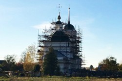 Купола и крест воздвигли на реставрируемой церкви иконы Божией Матери Казанской в Растовцах