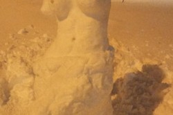 Венера и сфинкс: в Кашире креативный житель лепит на улице реалистичные фигуры из снега