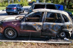 Два автомобиля сгорели ночью в микрорайоне Ожерелье