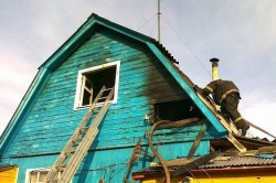 Пожар в деревне под Каширой охватил жилой дом