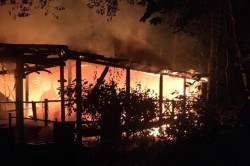 В поселке Зендиково до утра тушили пожар в хозяйственной постройке