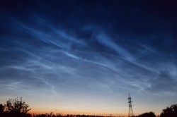 В небе над Каширой можно наблюдать необычное явление – серебристые облака