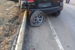 Оторванные колеса и смятое ограждение: водитель «Volkswagen» попал в ДТП между Каширой и Центролитом