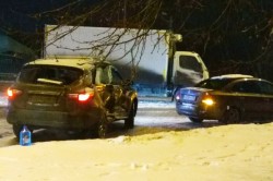 Маневр не удался: автомобиль Infiniti попал под грузовик на улице Стрелецкой