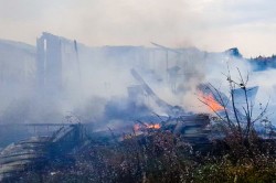 Деревянные сараи сгорели в деревне Кокино