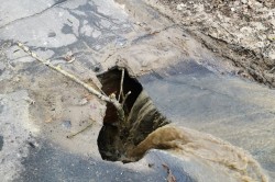 Асфальт ушел под землю на тротуаре в Кашире-2