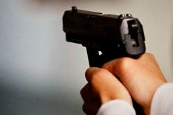«Отстрелю мужское достоинство!»: суд вынес приговор женщине, угрожавшей пистолетом в салоне «Билайн» на станции Кашира