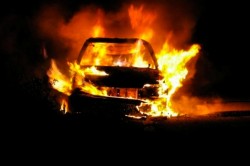 «Пироман» на скутере прошлой ночью сжег два автомобиля в Кашире