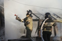 Около часа ликвидировали огонь в хозпостройке в Каширском СНТ