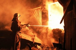 Более трех часов ликвидировали пожар в хозпостройке в деревне Яковское