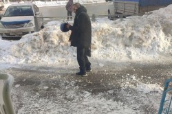 Огромная глыба снега упала на мужчину у остановки в Кашире-2