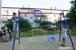 Вандалы срезали качели на новой детской площадке в Кашире-1