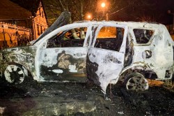 Автомобили Peugeot и LADA Kalina полностью сгорели в результате ночных поджогов в Кашире