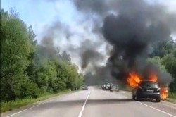Автомобиль Nissan загорелся на трассе возле деревни Тарасково