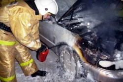 В первый день зимы в отдаленной деревне округа горел автомобиль