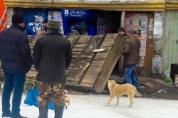 Аварийный навес демонтировали в торговом центре микрорайона Кашира-3