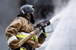 Четверть сотни пожарных тушили горящее строение на Центролите