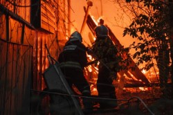 Садовый дом охватил пожар в СНТ рядом с трассой Кашира – Серебряные Пруды