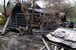 Деревянный дом пострадал в результате пожара в СНТ у Якимовского