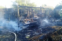 Дом и хозпостройка сгорели в течение суток в Кашире