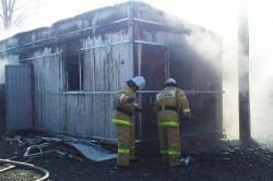 В Колтово горели частные дома, в Ледово сгорела бытовка