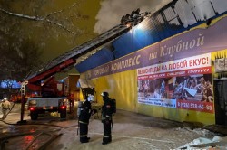 Более 70 человек участвовали в тушении пожара в магазине спорттоваров в Кашире-2
