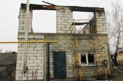 Два дома и хозпостройка сгорели при пожаре в деревне Колтово
