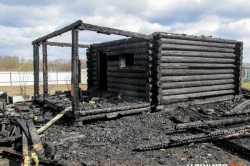 Огонь уничтожил стены и потолок при пожара в бане в деревне Батькополье