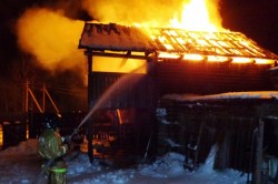 Нежилое здание горело прошлой ночью в деревне под Каширой