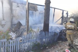 Садовый дом загорелся в СНТ рядом с Каширой