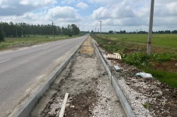 На дороге под Каширой, где погиб подросток-велосипедист, начали строить тротуар