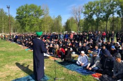 Мусульманская община Каширы провела праздничную молитву возле дворца спорта «Юбилейный»