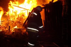 Цех с тротуарной плиткой и производственное здание загорелись в Новоселках