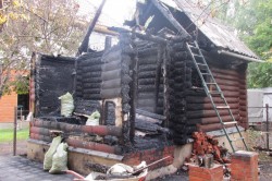 Десять пожарных минувшей ночью тушили баню в деревне Корыстово