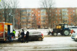 Первые «жертвы» снегопада: в Кашире-2 столкнулись Opel Corsa и хлебный фургон