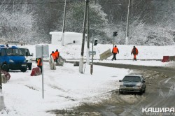 Рабочие готовят блоки для перекрытия моста через Оку