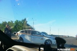 Opel Astra столкнулся с автомобилем такси на мосту у «Гофрона»