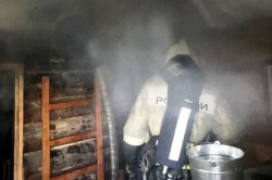 Два пожарных расчета ликвидировали возгорание хозпостройки в Острогах